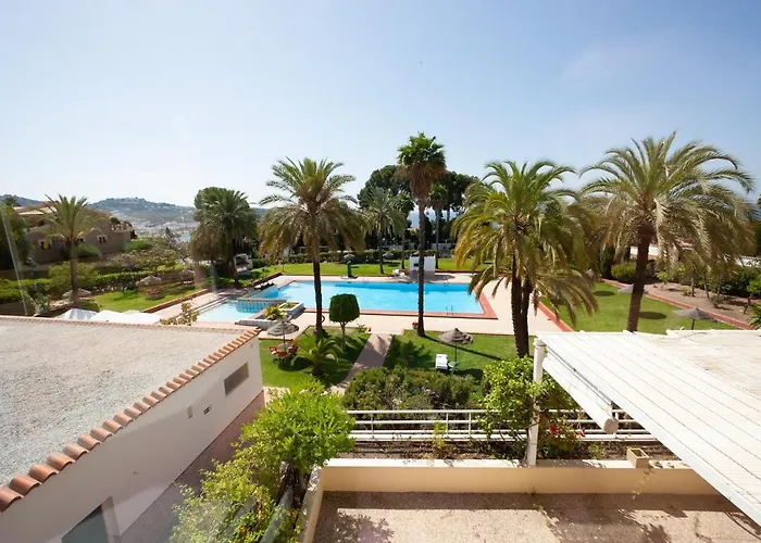 Las Palmeras Beach With Community Pool